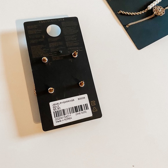 NWT Forever 21 Gold Earring Set and Bracelet Set - Picture 2 of 3